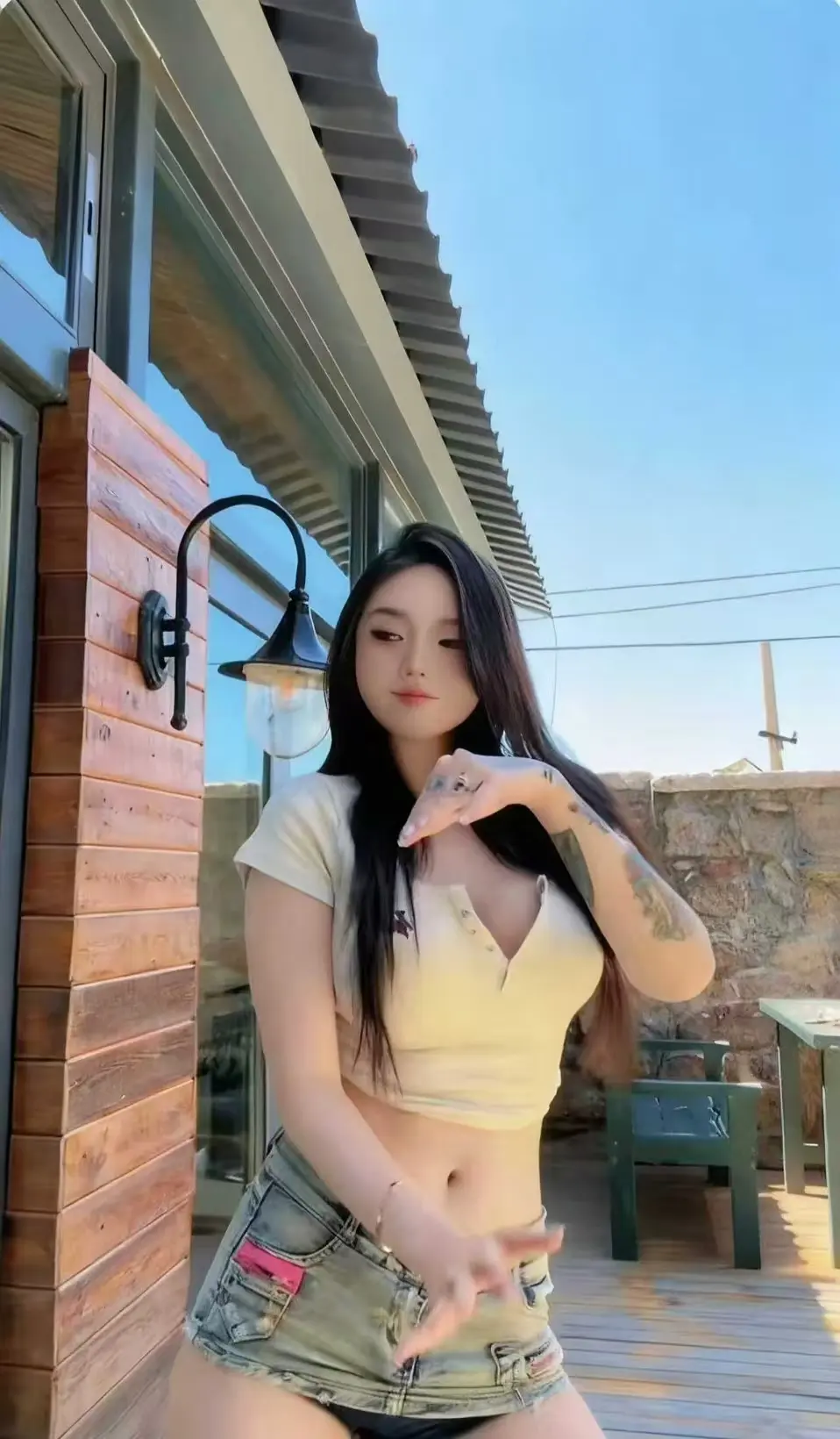 免费在线看《Meena 成美男》高清全集无删减版-网盘资源便捷存储-无广告畅享观影-一次看遍Meena成美男